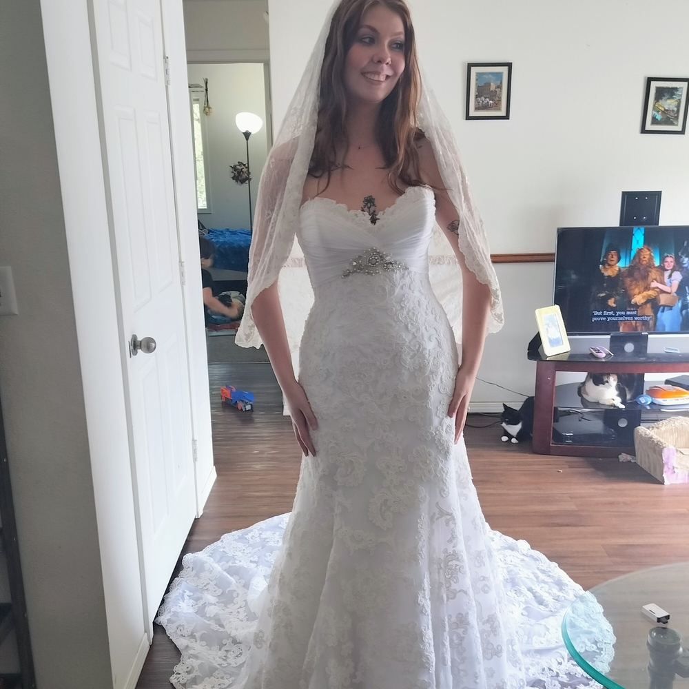Elegant White Lace Wedding Dress